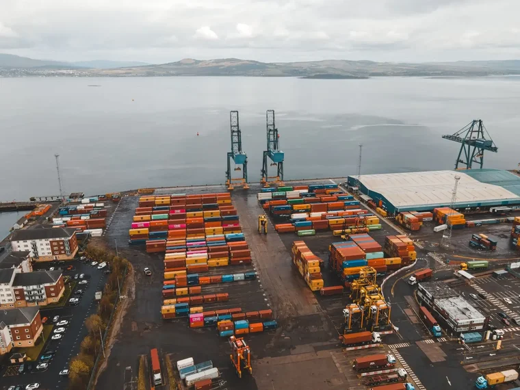 Pelabuhan kontainer dengan crane