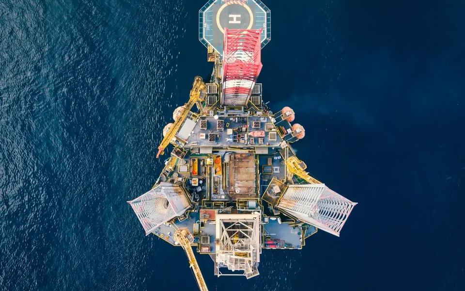 Foto udara platform minyak lepas pantai
