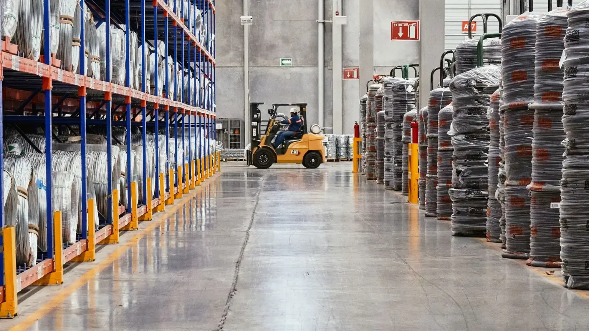 Forklift di gudang industri